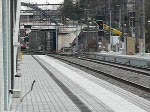 Thalys Köln - Paris durchfährt den Bahnhof Welkenraedt. Im Hintergrund hört man die Bahnhofsprecherin die Reisenden zur Vorsicht vor dem herannahenden Zug mahnen. Aufgenommen am 14/12/2008.
