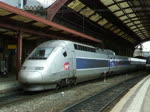 Ein TGV POS verlsst am 26.06.2011 den Bahnhof Strasbourg in Richtung Paris Est.