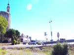 Frankreich, Languedoc, Gard, Aigues-Mortes. Der B81534/33 vom Grau-du-Roi nach Nîmes fährt an den Festungsmauern von Aigues-Mortes entlang, durchquert den Kreisverkehr, überquert den Canal du Rhône à Sète auf einer Drehbrücke und erreicht den Bahnhof von Aigues-Mortes. 13.09.2014