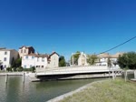 Frankreich, Languedoc, Gard, Aigues-Mortes. Die Drehbrücke in Aigues-Mortes über den Canal du Rhône à Sète wird gedreht um den Triebzug vom Grau-du-Roi nach Nîmes passieren zu lassen. 13.09.2014