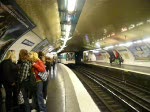 Eine Pariser Metro der Linie 3 fhrt am  22.2.08 in die Station Art et Metiers ein.