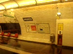 Ausfahrt aus den Bahnhof Jaures (7bis). Bevor die Metro losfhrt kommt ein 5 Sekundiger Achtungston. Erst danach schlieen die Tren. Aufgenommen am 11.07.07