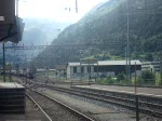 Ein Re 10/10 Packet f�hrt mit einem G�terzug durch Ambri-Piotta ...