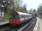 Osterley, Piccadilly Line - ein Zug Richtung Heathrow fhrt aus. 8.4.2012