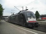 hamburg-harburg ES 64 U2-073 der MRCE-Dispolok , mit 'Freudenberg Schwab' Werbung, verlie� am 1.8.10 Hamburg-Harburg. Dann lieferte er sich mit 185 CL-003 ein Wettrennen.