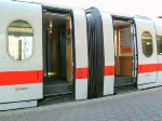 T�renschlie�en beim ICE 988 ...  Lars Backhaus 19.08.2008