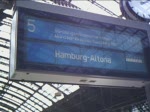 IC-Zuge und IC-Wagen IC 2026 nach Hamburg-Altona f�hrt soeben auf Gleis 5 in den K�lner Hauptbahnhof ein. Man kann das Video ganz am Anfang ja stoppen, dann kann man sich die Anzeigetafel nochmals durchlesen. �brigens, der IC f�hrt mit dem Steuerwagen vorraus.
                    21.07.06