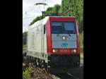 ITL Eisenbahngesellschaft mbH 185 598-0 zieht ihren Containerzug nach einem kurzem �berhol-Halt aus dem daf�r vorgesehenen Gleis in Radbruch. Aufgenommen am 06.07.2010.