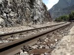 lotschberg-sudrampe-hohenweg Die BR 185 570 der RTS braust am 16.6.2007 mit ihrem G�terzug bei Lalden vorbei.