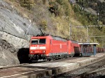 lotschberg-sudrampe-hohenweg Abfahrt der BR 185 105-4 und 185 137-7 aus dem Bahnhof Hohtenn an der L�tschberg-S�drampe, 24.10.2006