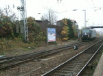 LTH Transportlogistik GmbH 185 546-9 der Firma LTH Transportlogistik GmbH,gemietet von der OHE (Osthannoversche Eisenbahnen AG)Sie wird gleich den Holzzug von Rostock-Bramow Richtung Stendal-Niederg�rne im Bahnhof Rostock-Bramow bespannen.
(08.11.09)