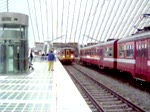 luttich-alle-bahnhofe Ein Belgischer Triebwagen f�hrt in den L�tticher Bahnhof ein.
Er wird gleich zum Aachener Hbf fahren.
