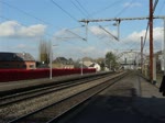 Am 08.02.2011 zieht die Diesellok 1817 einen langen leeren Flachwagenzug durch den Bahnhof von Esch-Alzette.