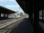 Diesellok 1816 durchfhrt am 04.08.09 mit einem Gterzug den Bahnhof von Esch-sur-Alzette.