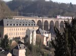Luxemburg, IR(Inter Regio) 3712 auf der Linie 10 von Luxemburg nach Troisviersges. CFL 2217 (eine Coradia Duplex) zwischen Luxemburg und Dommeldange, zuerst auf dem Pfaffenthal Viadukt, dann auf der Brücke über die Rue des Trois Glands am 18.02.2013