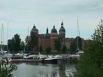 Mariefred In Mariefred/Schweden am Schloss Gripsholm verkehrt die Museumsbahn �stra S�dermanlands J�rnv�g (�SlJ) mit einer Spurweite von 600 mm. Dort kann man heute am 12.06.2011 und so wie vor 100 Jahren mit Dampfz�gen fahren. Die Fahrzeuge wurden zwischen 1888 und 1920 gebaut. 
