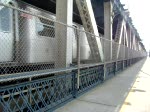 new-york-city-mta Ein U-Bahn Zug der New Yorker Subway R142 �berquert gerade den East River �ber die Manhattan Bridge nach Brooklyn. Aufegnommen am 10.04.08