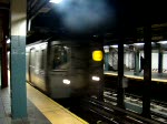 new-york-city-mta Ein R46in R46 Zug der Linie Q f�hrt in die Station ein. Aufgenommen am 08.04.08