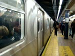 new-york-city-mta Ein R142 verl�sst gerade eine U-Bahnstation. Aufgenommen am 08.04.08