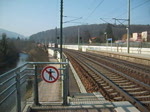 Ein Regionalzug fhrt durch Wien Weidlingau.