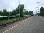 OHE Osthannoversche Eisenbahnen AG ER20(OHE270081)mit den Holzzug von Rostock-Bramow nach 
Stendal-Niederg�rne bei der Durchfahrt im S-Bahnhof 
Rostock-Holbeinplatz.(05.09.09)