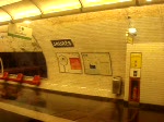 Paris Metro Ausfahrt aus den Bahnhof Jaures (7bis). Bevor die Metro losf�hrt kommt ein 5 Sekundiger Achtungston. Erst danach schlie�en die T�ren. Aufgenommen am 11.07.07