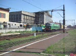 ET22-954 fhrt mit einem Wagen durch Hauptbahnhof Bydgoszcz.