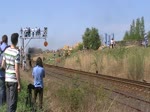 Auf der Signalbrcke stehen Eisenbahnfans und machen Aufnahmen der Dampflokparade in Wolsztyn am 28.4.2012