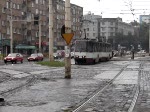 Mit leichten Bedenken fhrt eine Straenbahn ber eine Kreuzung in Szczecin.