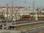 Zug mit Kesselwaggon und unbekannter CP 1900 am 7. Dezember 2016 bei der Fahrt durch Entroncamento.