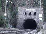 re-425-bls Die Re 4/4 174 der BLS kommt mit ihrem Autozug aus dem L�tschbergtunnel, Kandersteg 14.4.2007