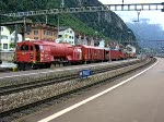 Eine Re4/4 mit einem EuroCity bei der Durchfahrt durch Erstfeld. ...
