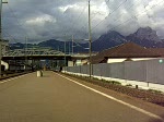 Eine Re4/4 in SwissExpress-Lackierung bei der Einfahrt in den Bahnhof ...