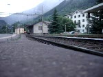re-4-4-ii-re-420 Eine Re 4/4 II und eine Re 6/6 rattern am 17.5.2007 mit ihrem G�terzug bei Faido vorbei.Ich habe die Kamera mit einem Stein fixiert, trotzdem wackelte sie wie ein Schiff vom Luftstrom des Zuges.