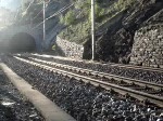 re-460-lokportraits Die Re 465 042 zieht ihren IC Romanshorn-Brig aus dem Schluchitunnel talw�rts.Der Lokf�hrer sendete einen sch�nen Gruss.... 18.5.2007