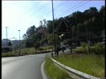 re-460-werbeloks Berner Oberland 2004 (VHS-Archiv) - 2004 konnten im Entlebuch und Emmental noch InterCity-Z�ge der SBB beobachtet werden. Bei Sch�pfheim m�ssen wir einen solchen Zug in Richtung Bern am Bahn�bergang passieren lassen. Der Zug wird von der 'Aroma' Werbelok geschoben. (29.05.2004)