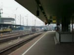 Durchfahrt eines G�terzugs des Kombinierten Ladungsverkehr mit Doppeltraktion Re 465 ...
