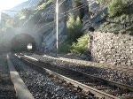 re-465-bls Zwei Re 465 kommen mit einem Hupac-Zug aus dem Schluchitunnel w�hrend der Cisalpino ETR 470 hineinf�hrt. 18.5.2007