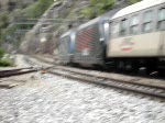 re-465-bls Die Re 465 011 und -003 ziehen einen Hupac-Zug aus dem Bahnhof von Lalden am 16.6.2007