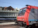 Die Re 484 015 f�hrt mit einem CIS-Wagenzug aus Spiez ...