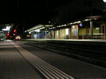Die BLS Re 485 006 f�hrt mit einem Autozug durch ...
