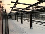 regionalverkehr-ohne-steuer--und-dostowagen Mitfahrt auf dem RE 3630 nach Erfurt Hbf. Hier verl�sst der Zug den Startbahnhof Altenburg. Gezogen werden die drei n- und ein y-Wagen von der 232 569-4. (19.12.2009)