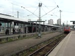 regionalverkehr-ohne-steuer--und-dostowagen BR 143 bei der Einfahrt im Bahnhof Stuttgart.
