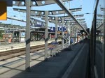 rostock Mitfahrt IC 2115, Teil 1: Wir starten in Rostock Hbf auf Gleis 3. Das Abteil im einzigen ex-InterRegio-Wagen (Wagen 7, Bauart Bimdz) haben wir gerade belegt und so nutzen wir nun die Vorteile der �bersetzfenster zum Filmen der Ausfahrt! ;-) Die Fahrt f�hrt uns bis Hamburg Hbf; der aus Greifswald kommende Zug f�hrt noch weiter bis Stuttgart Hbf. (29.06.2010)