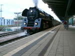 rostock 01 1533-7 mit Sonderzug 2109 von Rostock Hbf Richtung Hamburg-Altona bei der Ausfahrt um 07.31 Uhr im Rostocker Hbf(21.09.10)