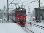 Einfahrt mit Pfiff des Triebzugs ET2M / ЭТ2M 056 in den verschneiten Bahnhof von Kolpino, nhe Sankt Petersburg, 18.2.18