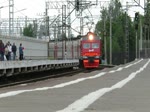 Einfahrt von Triebzug ЭТ2M 096 im Bahnhof Kolpino, nähe Sankt Petersburg, 15.7.17 