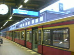 S-Bahn Berlin Die S-Bahnlinie 7 nach Potsdam Hauptbahnhof im Bahnhof Wannsee.(2.4.2010)