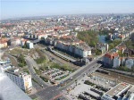 S-Bahn Berlin Eine S-Bahn vom Bahnhof Messe Nord-ICC zum Westkreuz. Gefilmt vom Messeturm, die Bahn ist nun naturgem�ss recht winzig. Das Geb�ude im Vordergrund ist ein Teil der Messebauten.