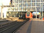 S-Bahn Berlin S-Bahn-Notverkehr in Berlin - ein Regionalzug f�hrt aus dem Alexanderplatz in Richtung Friedrichstra�e aus. Derzeit ersetzt er die S-Bahn, entsprechend voll sind die Z�ge. 9.9.2009